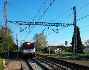 Un tren arribant a l&#039;estació de Sant Jordi Desvalls.
