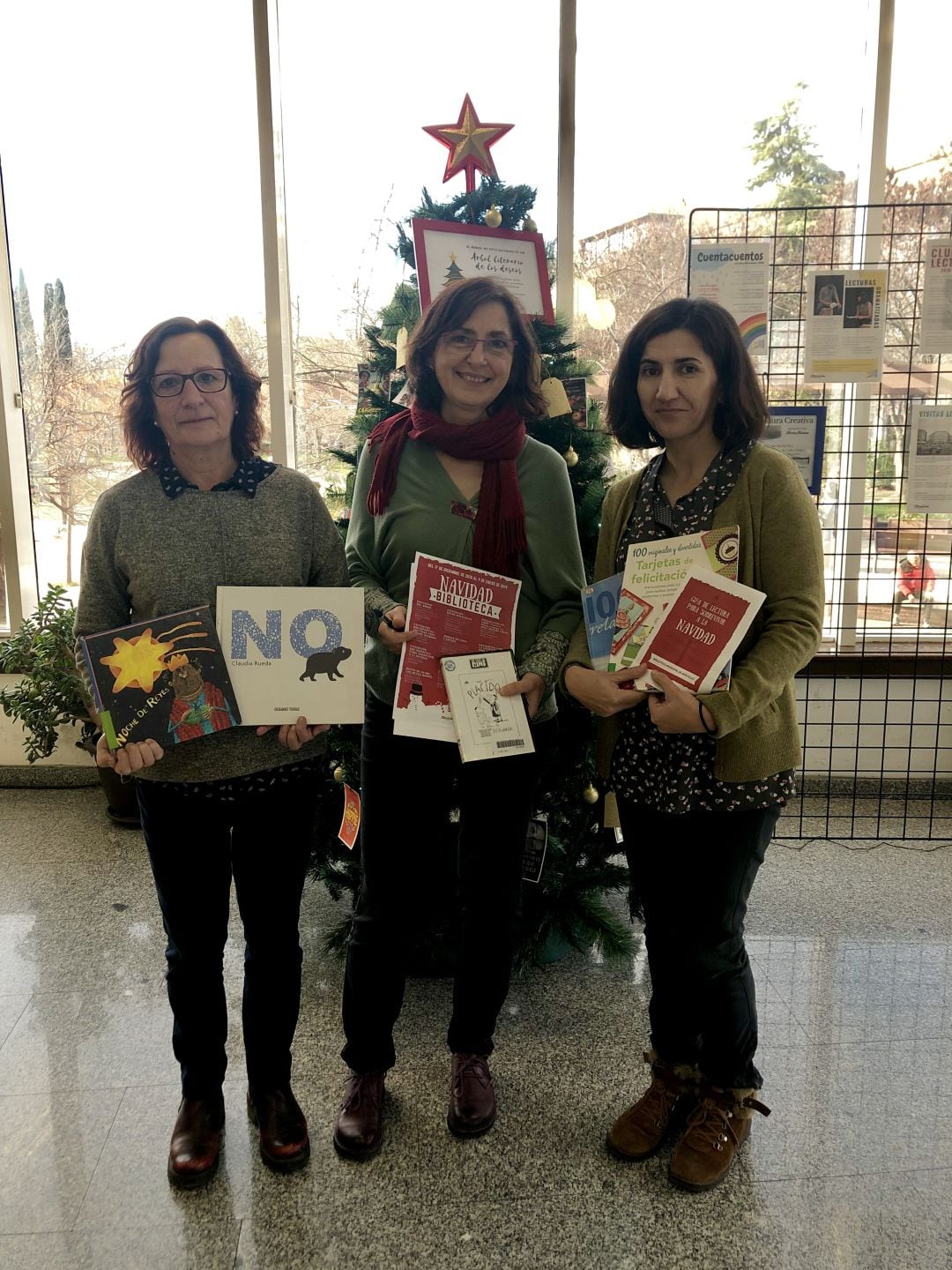 María, Julia y Teresa, técnicos de la Biblioteca Central de Móstoles, cuentan su programación navideña.