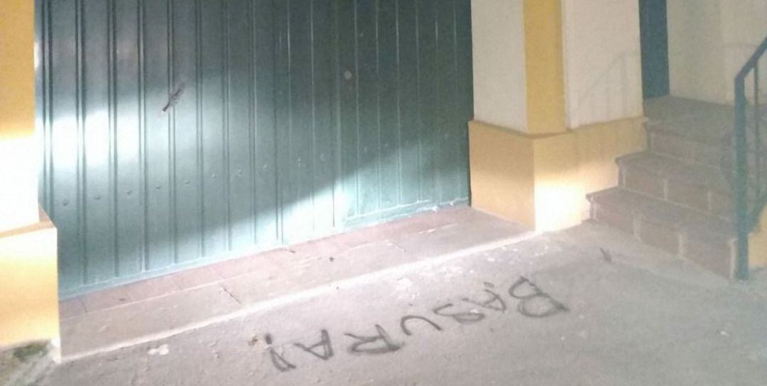 Pintadas realizadas en el acuartelamiento de la Guardia Civil de Mancha Real.