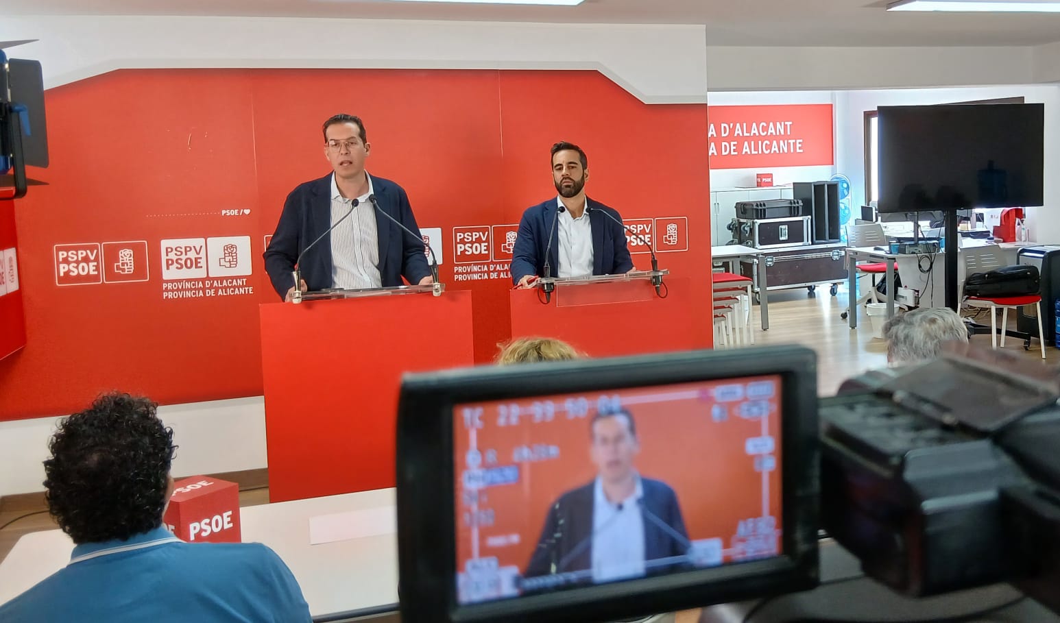 El secretario general provincial del PSOE, Rubén Alfaro, y el Síndic en Les Corts, José Muñoz durante la rueda de prensa de este martes