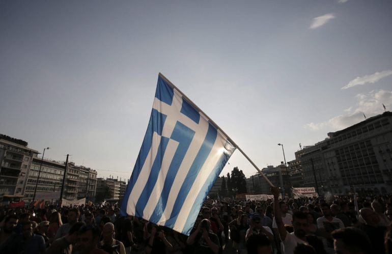 Bandera griega en la plaza Syntagma de Atenas.