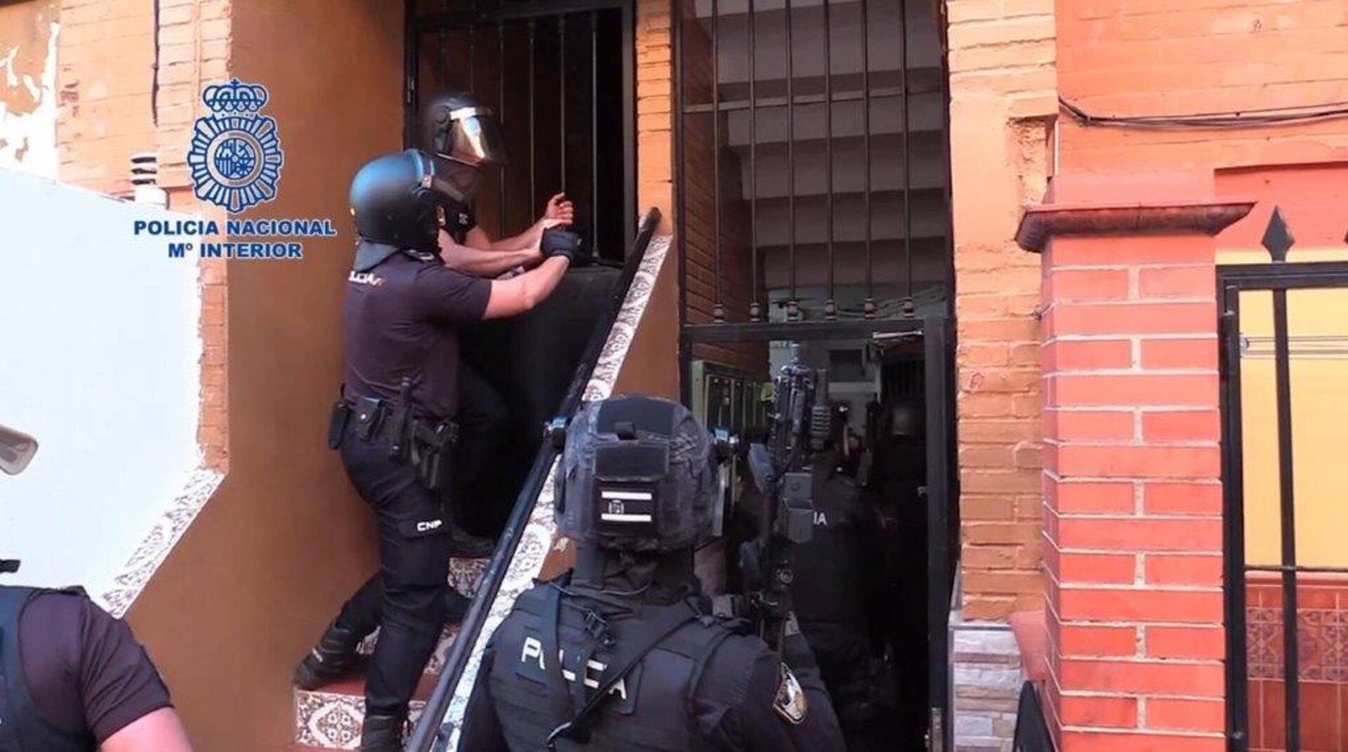 Agentes entran en uno de los pisos de la red de narcotraficantes con base en Los Pajaritos/ Policía Nacional