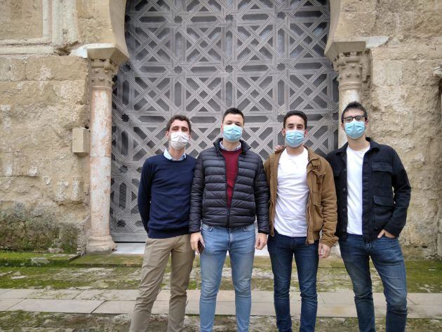 Miguel, Arturo y otros dos amigos de Sevilla uno de los primeros grupos en visitar la Mezquita-Catedral de Córdoba tras su reapertura