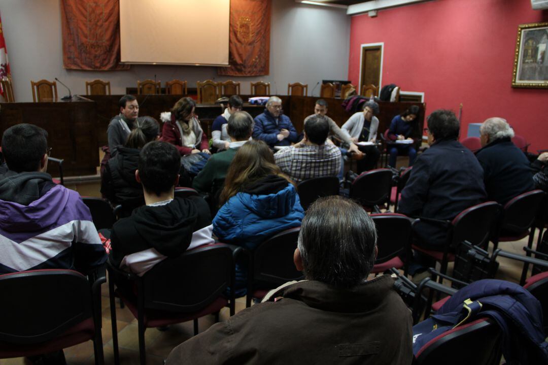 Reunión entre el Ayuntamiento de Cuéllar, el presidente del Club Ciclista San Miguel y vecinos para la oganización de la carrera de La Chuleta