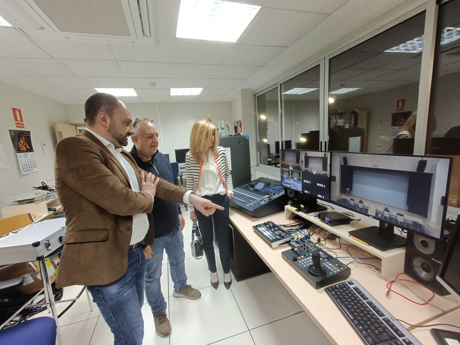 Fernando Torres y Belinda Pallás, con los nuevos equipos del control de cámaras del teatro