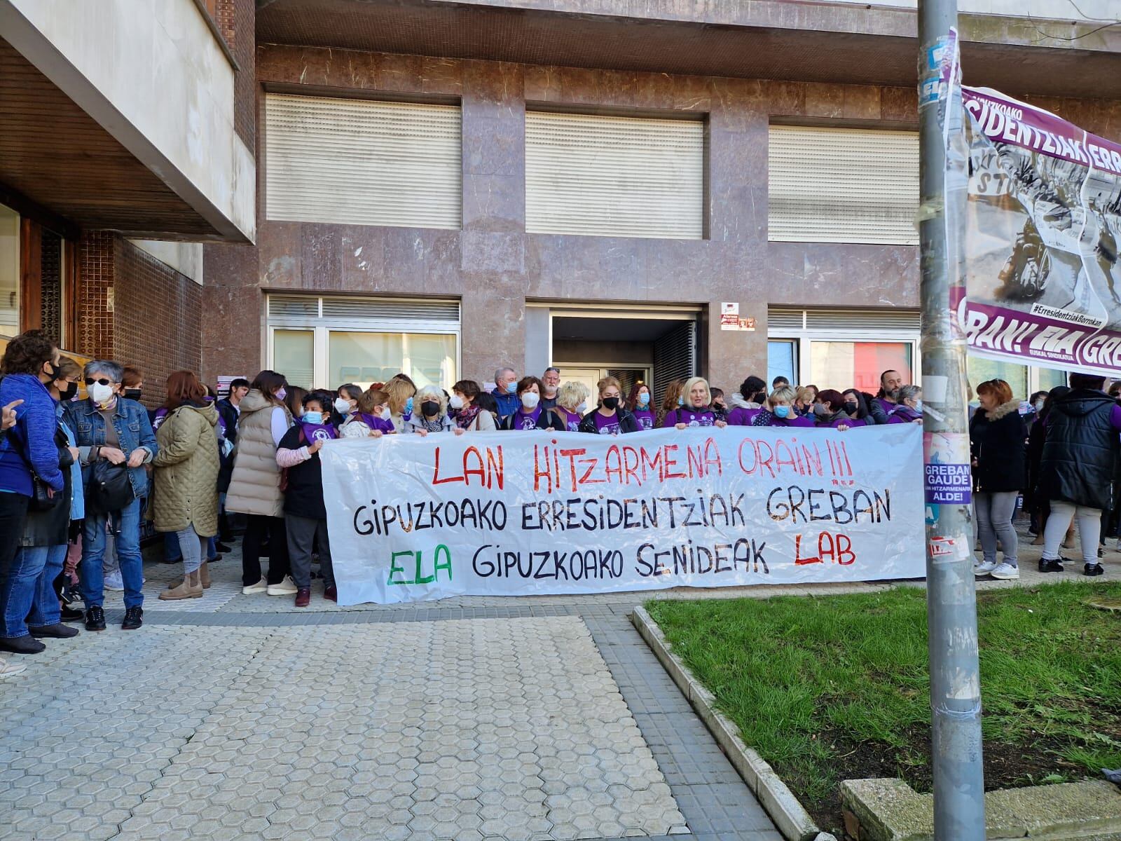 Trabajadores de las residencias en la concentración de este jueves frente a la sede del Consejo de Relaciones Laborales de San Sebastián, donde a través de los sindicatos ELA y LAB, han registrado una petición de reunión con Diputación y patronales para intentar desbloquear el conflicto en las residencias de Gipuzkoa