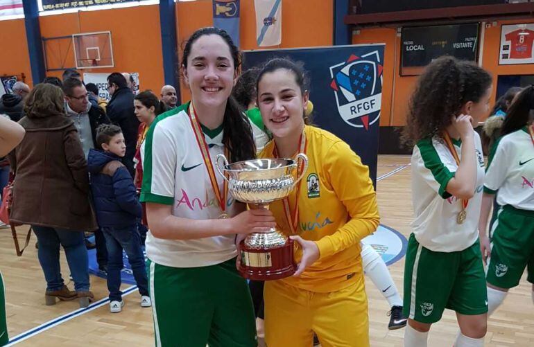 Las jugadoras almerienses con la Copa de España.