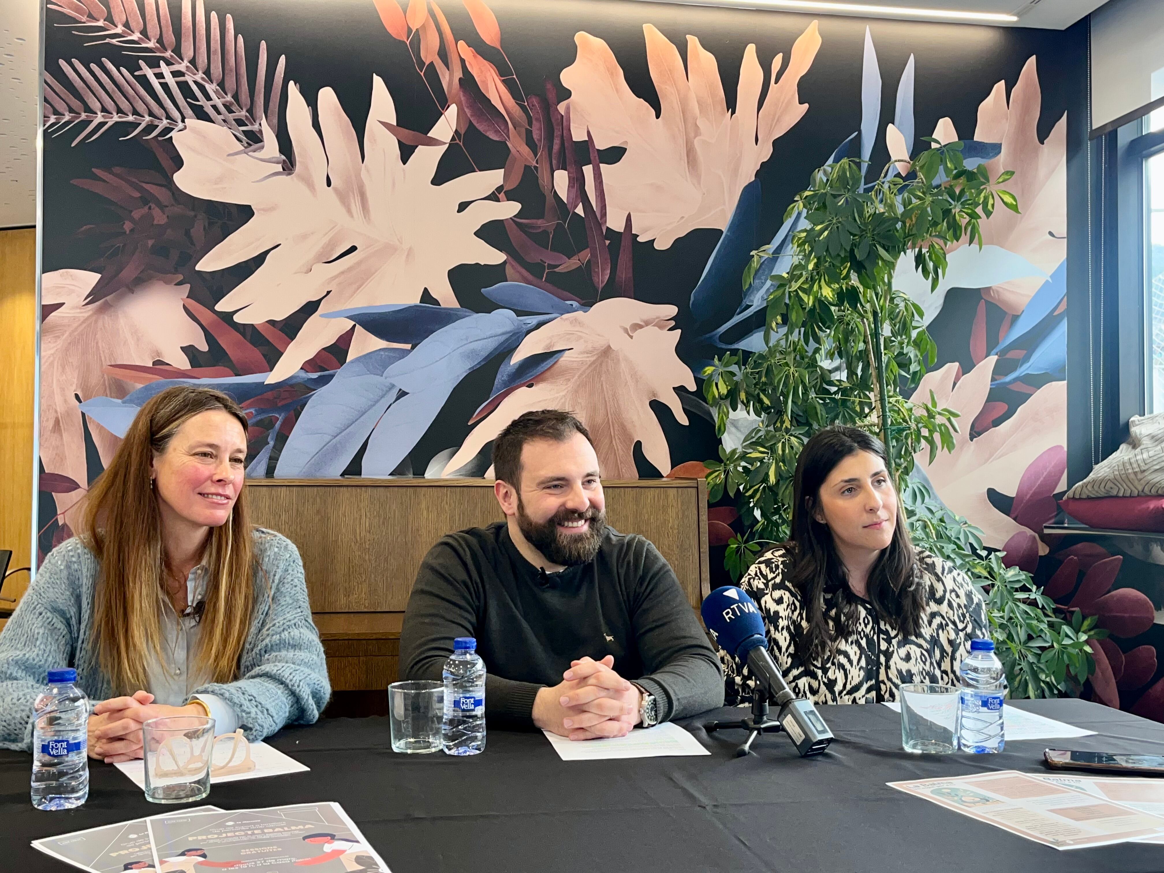 El conseller de Benestar Social de la Massana, Marc Jové, acompanyat de la 'coach', Susana Sánchez, i de la cap del departament de Socials, Clàudia Garcia.