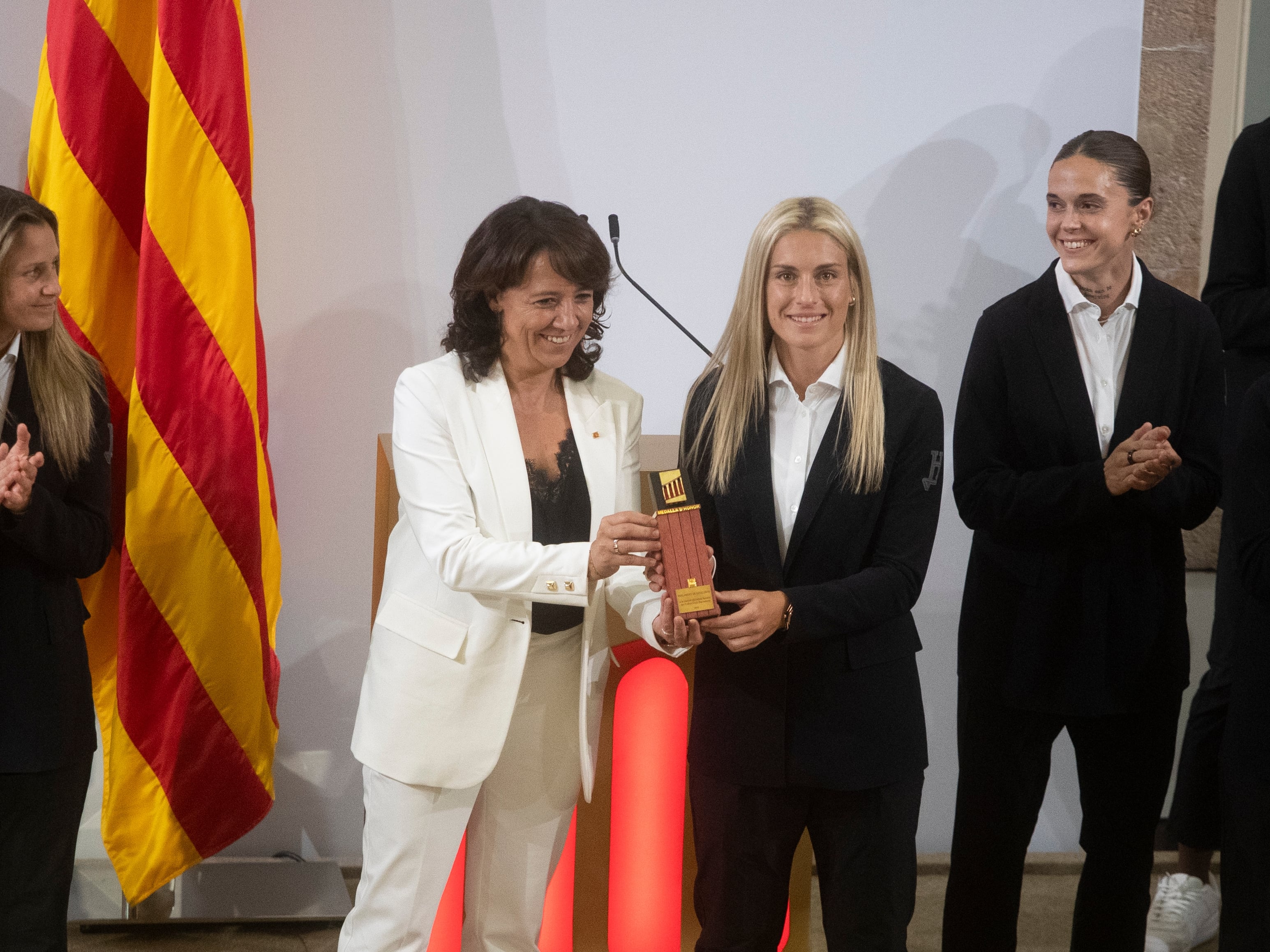 Alexia Putellas junto a Anna Erra durante la entrega de la medalla de honor que el Parlament ha otorgado al Barça femenino.