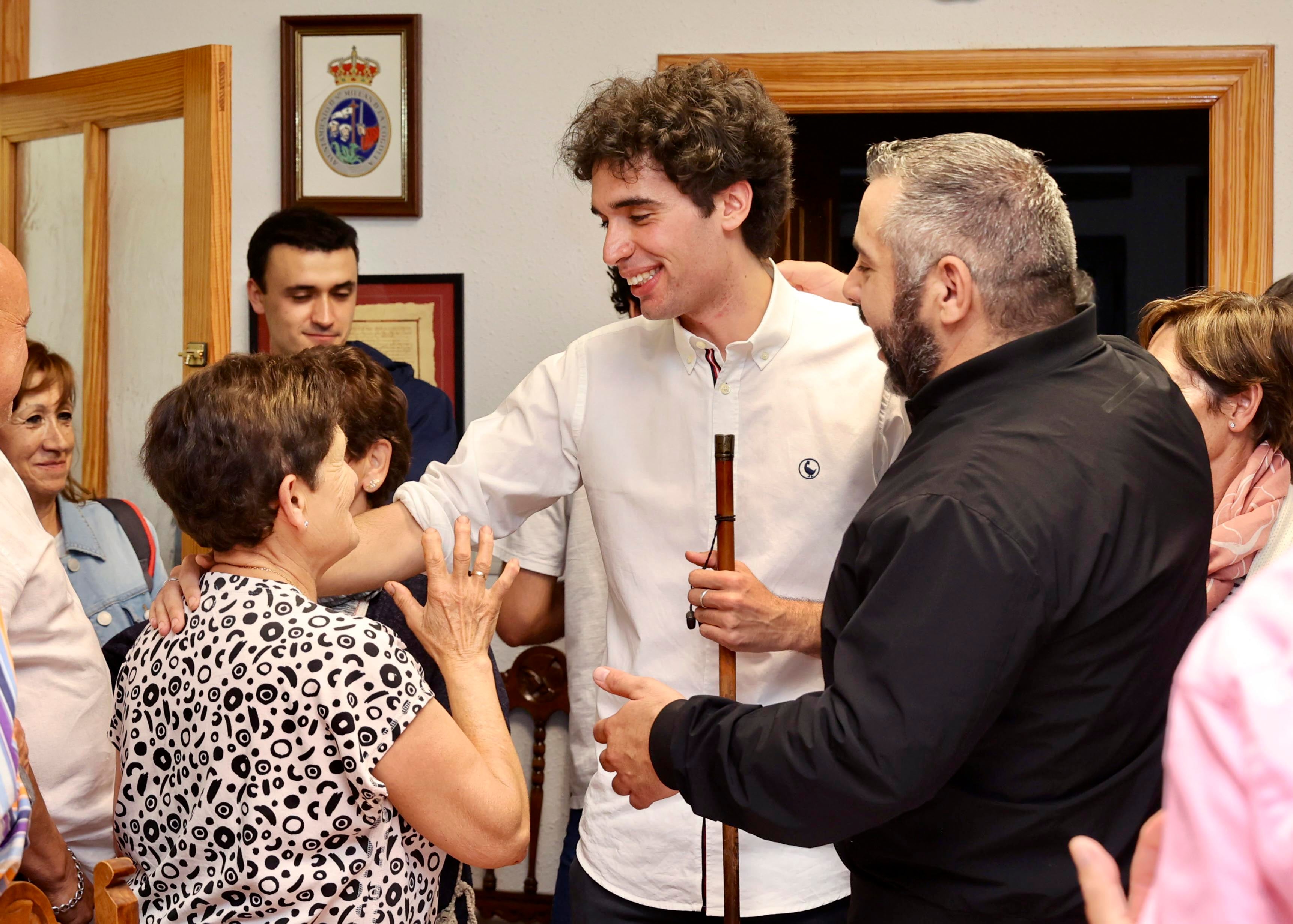 SAN MILLÁN DE LA COGOLLA (LA RIOJA), 17/06/2023.- Ismael Maestro (c), el candidato municipal más joven de La Rioja, ha sido el primero en tomar posesión de su cargo como alcalde de San Millán de la Cogolla, apenas un minuto pasada la medianoche de este viernes, para garantizar a sus vecinos el disfrute en la tradicional romería a la ermita del santo que se celebra el sábado. EFE/Raquel Manzanares
