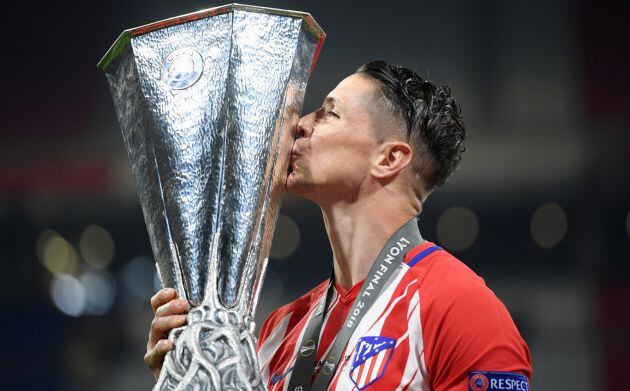 Fernando Torres besa el trofeo de la Europa League.