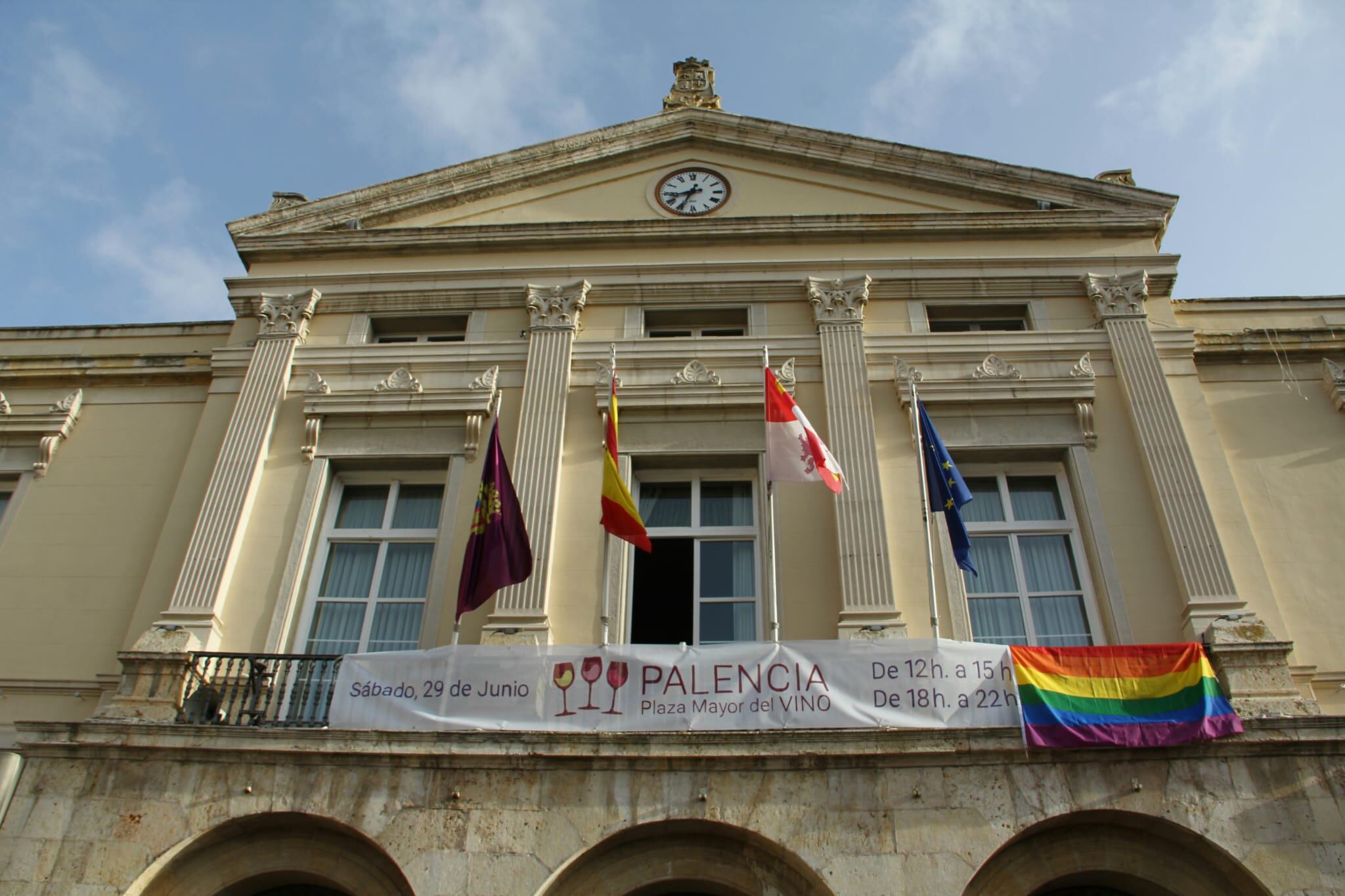 La bandera arco iris ondea en la fachada del Ayuntamiento de Palencia