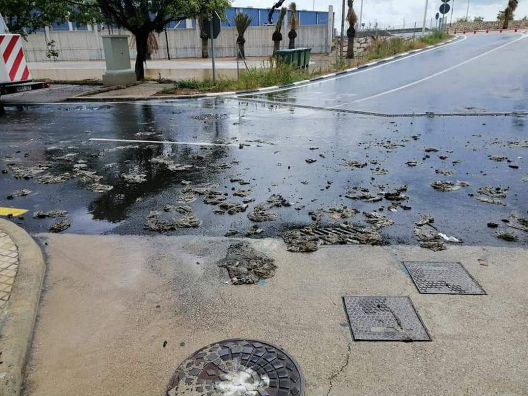 Las toallitas, que algunos lanzan al inodoro, provocaron el taponamiento del sistema de alcantarillado.