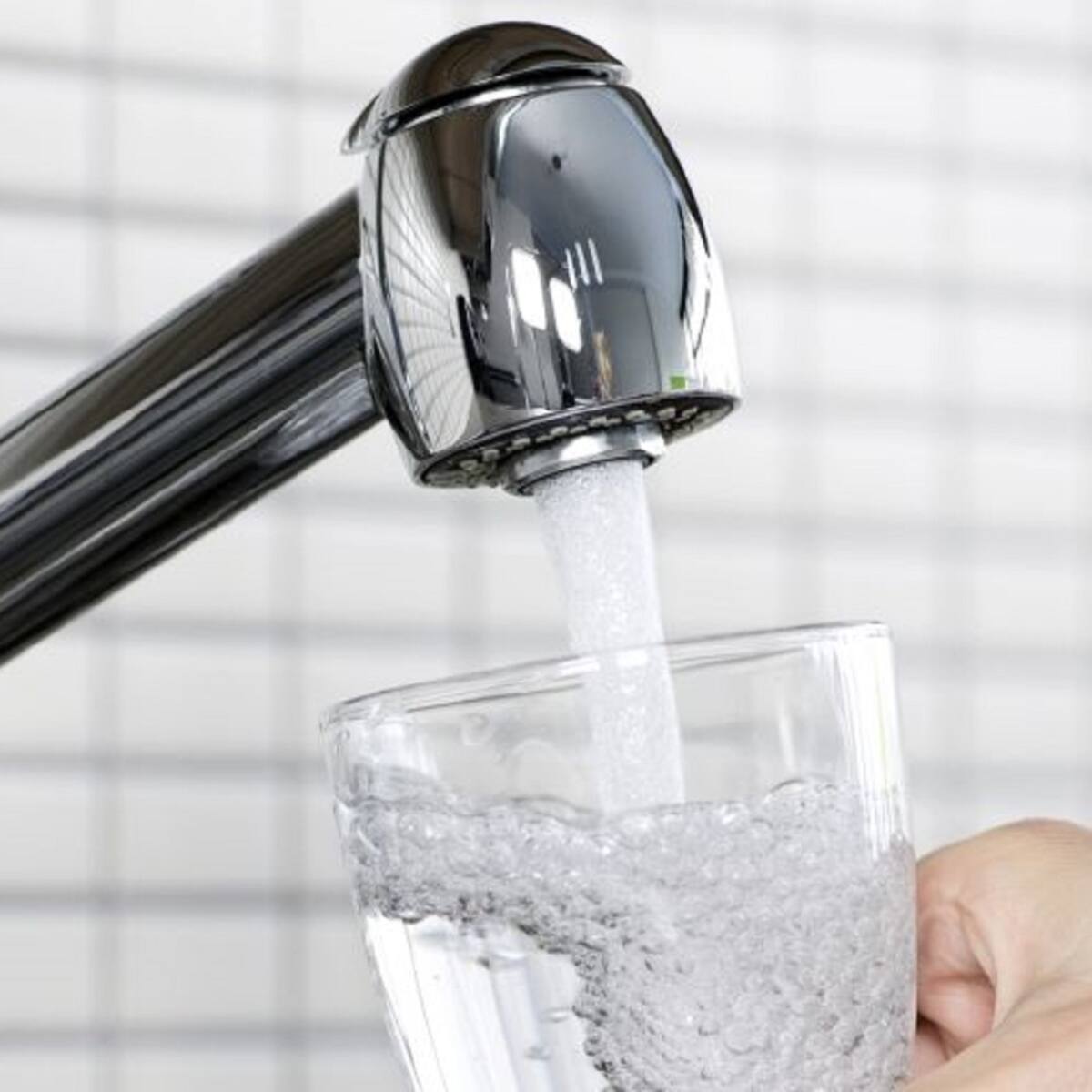 Medi Ambient recorda als bars i restaurants que han de servir aigua de l'aixeta gratuïta