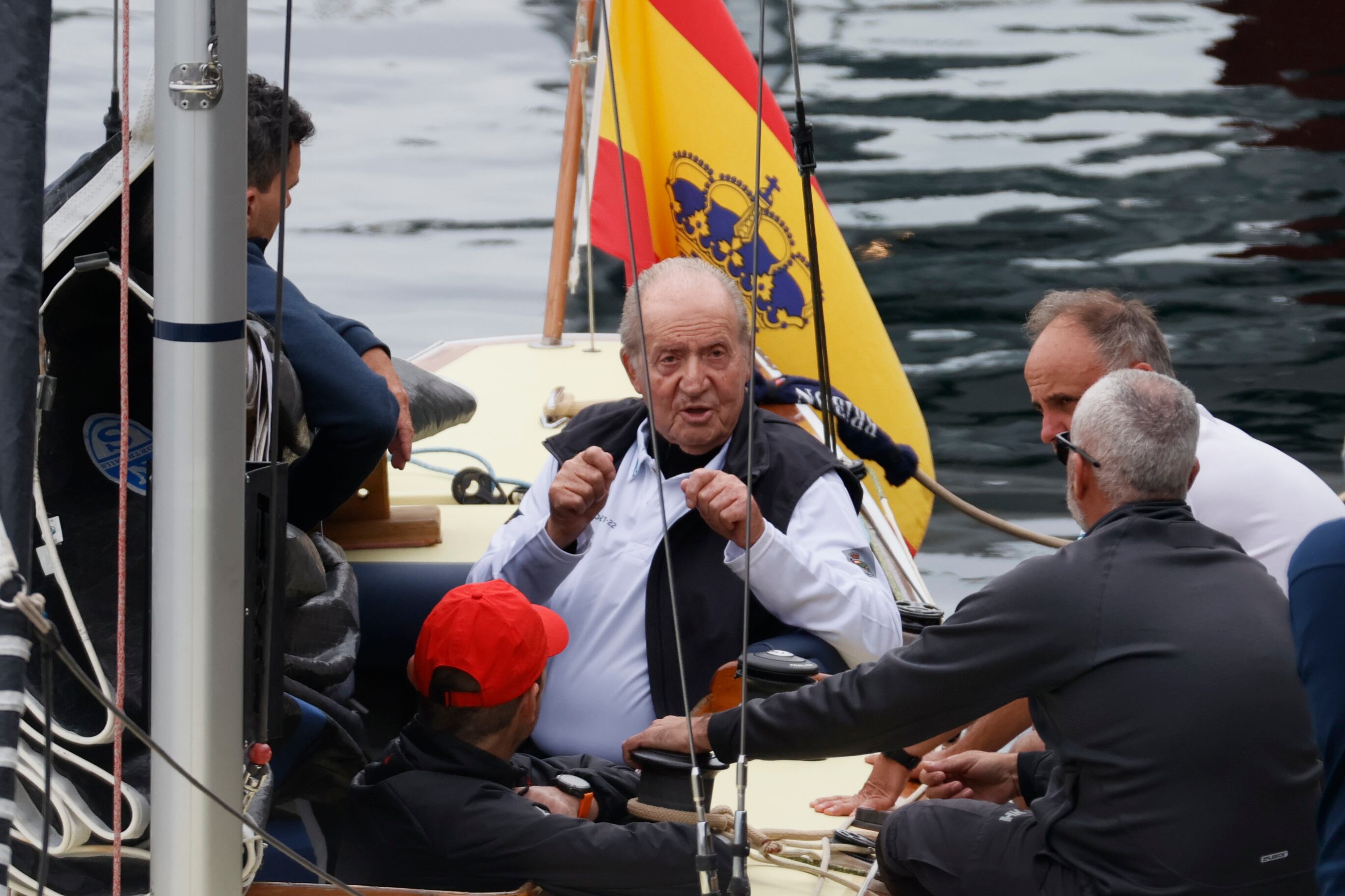 -FOTODELDIA- SANXENXO (PONTEVEDRA), 20/04/2023.- El rey emérito, Juan Carlos I, sale a navegar en Sanxenxo, Pontevedra, este jueves. EFE/Lavandeira Jr
