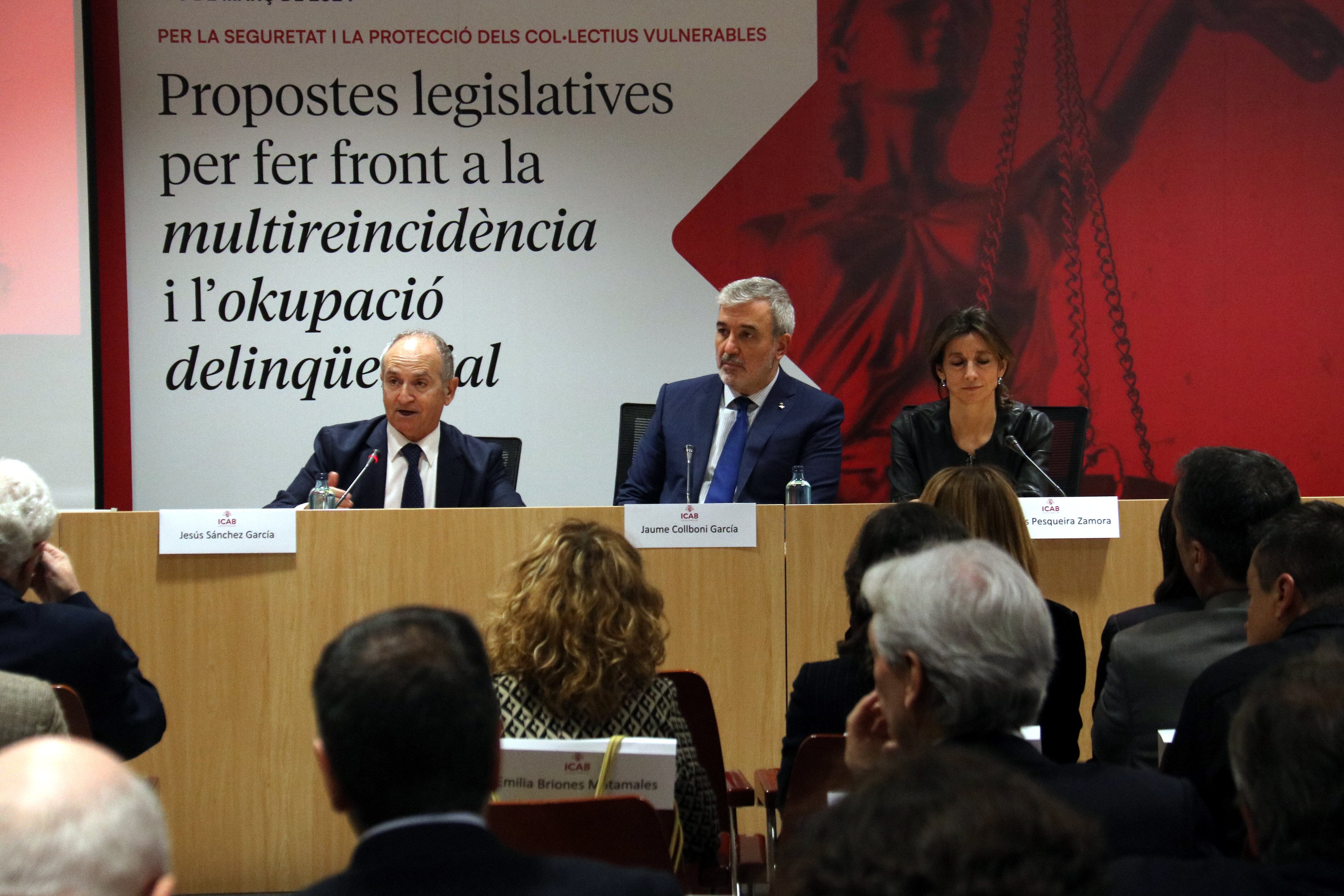 L'alcalde de Barcelona, Jaume Collboni, amb el degà de l'ICAB, Jesús María Sánchez, i la directora de l'Institut I+Dret de l'ICAB, María Jesús Pesqueira.