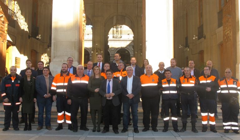 Foto de familia a las puertas del Palacio Provincial