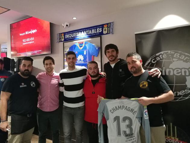 Nereo Champagne posa con una camiseta del Real Oviedo junto al resto de tertulianos y trabajadores de la Cafetería Continental.