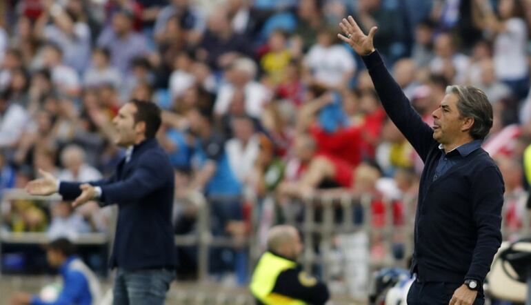 Natxo González da instrucciones en el último partido de La Romareda