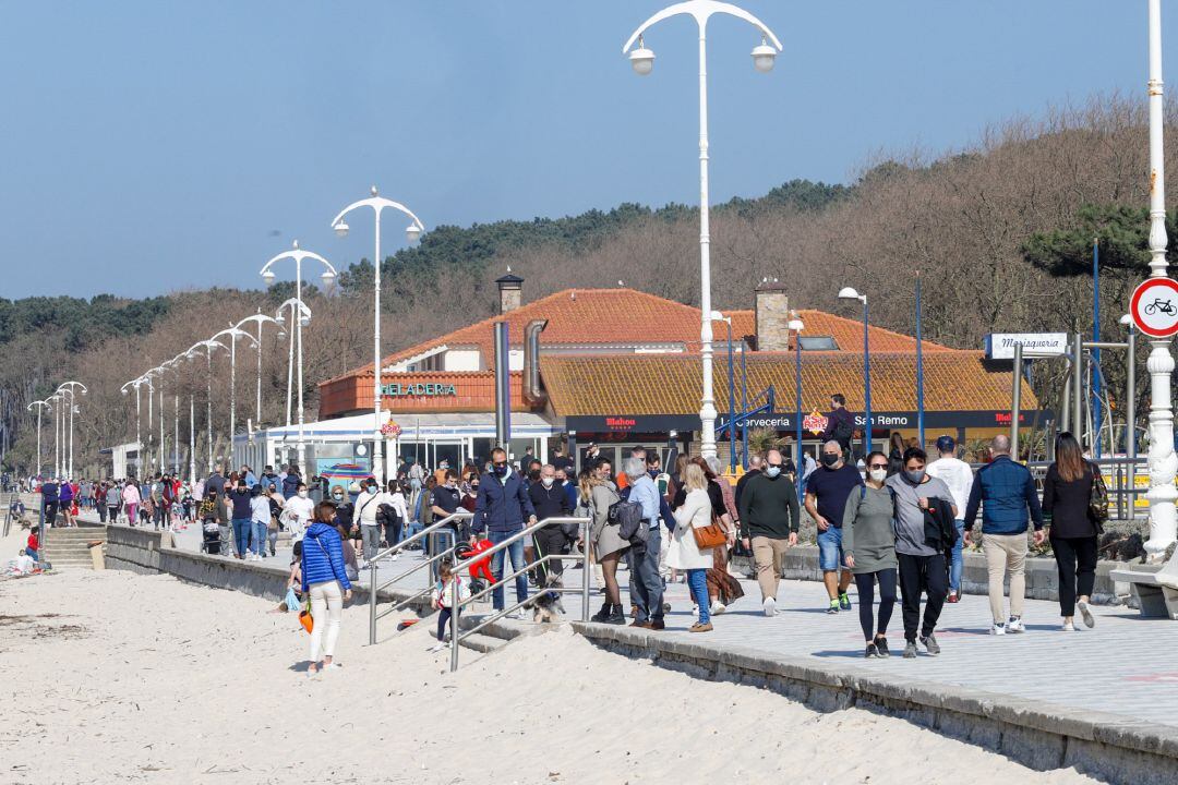 Gente disfrutando del buen tiempo en Samil.