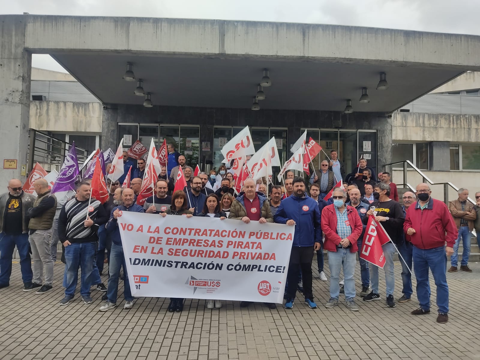 Momento de la concentración a las puertas del hospital de Riaño.