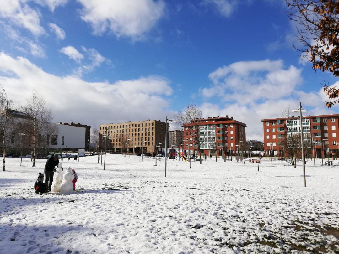 Jugando con la nieve en un parque de Vitoria