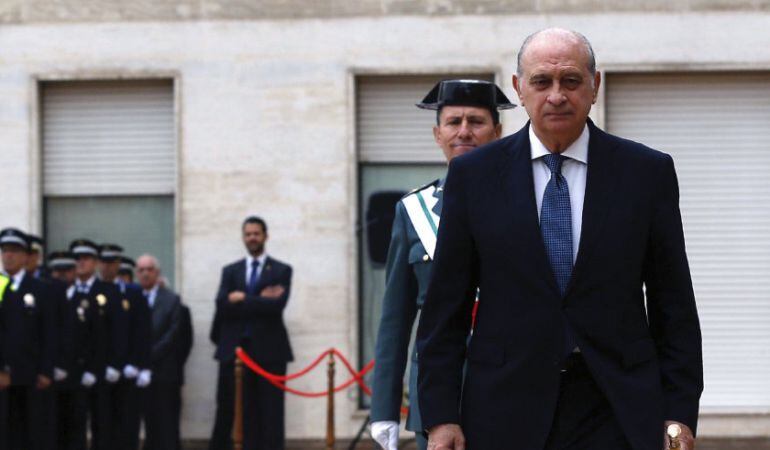 El ministro del Interior, Jorge Fernández Díaz, preside los actos de celebración de la festividad de la patrona de la Guardia Civil, la virgen del Pilar, en el acuartelamiento de Sant Andreu de la Barca (Barcelona).