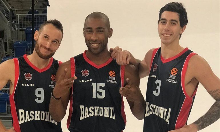 Huertas y Granger posan junto a Vildoza como el trío de bases que tiene el Baskonia.