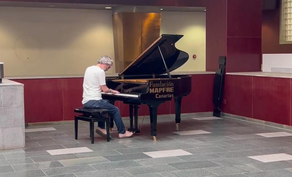 James Rhodes ofrece un concierto sorpresa en el Hospital de La Candelaria, en Tenerife.