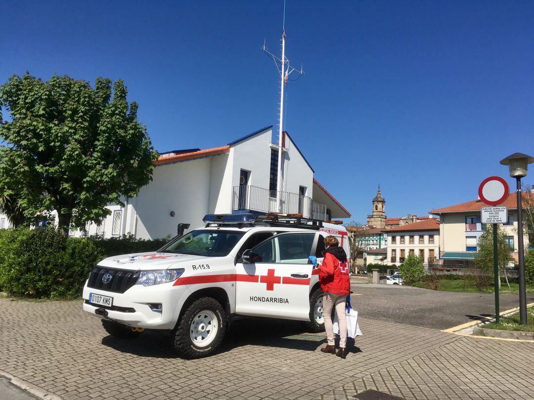 La Cruz Roja colabora en la distribución de alimentos en Hondarribia. 