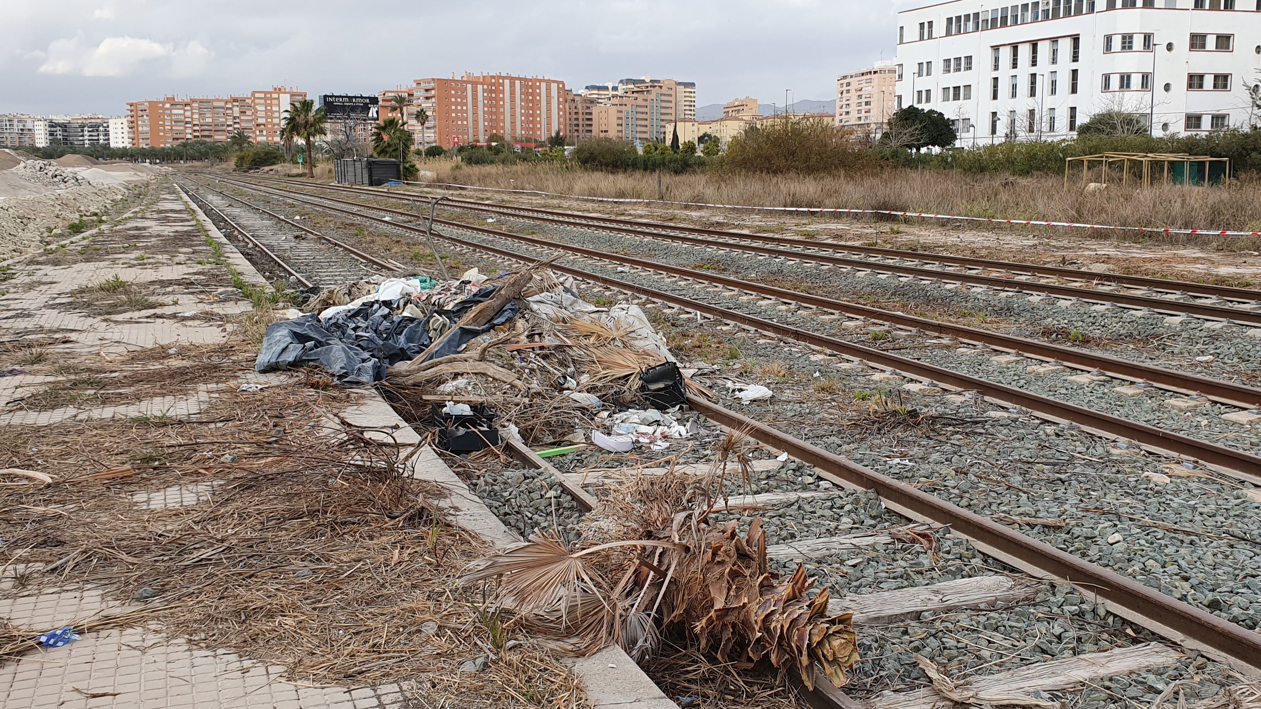 Las vías en desuso de la antigua estación de tren de Benalúa, en Alicante