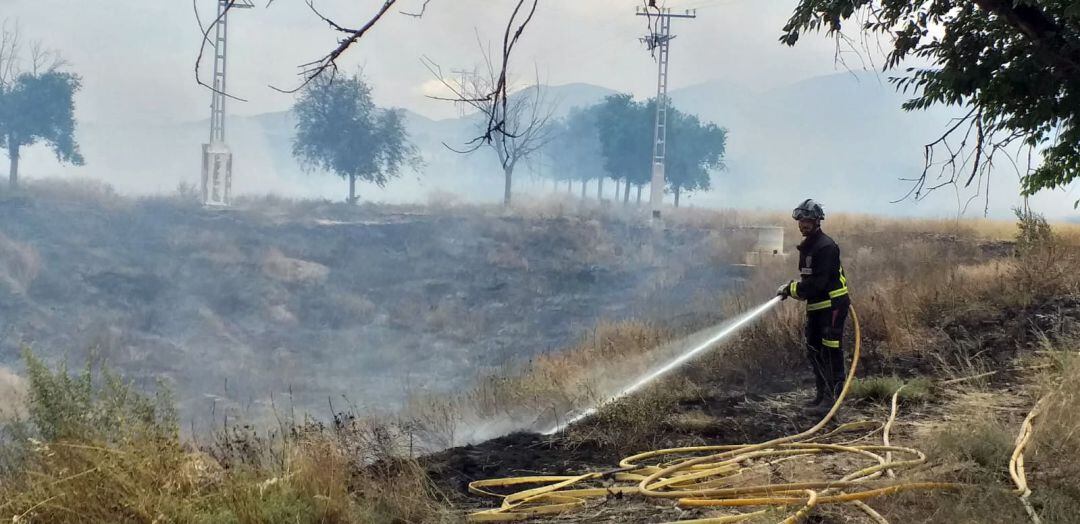 Un bombero trabajando en la zona