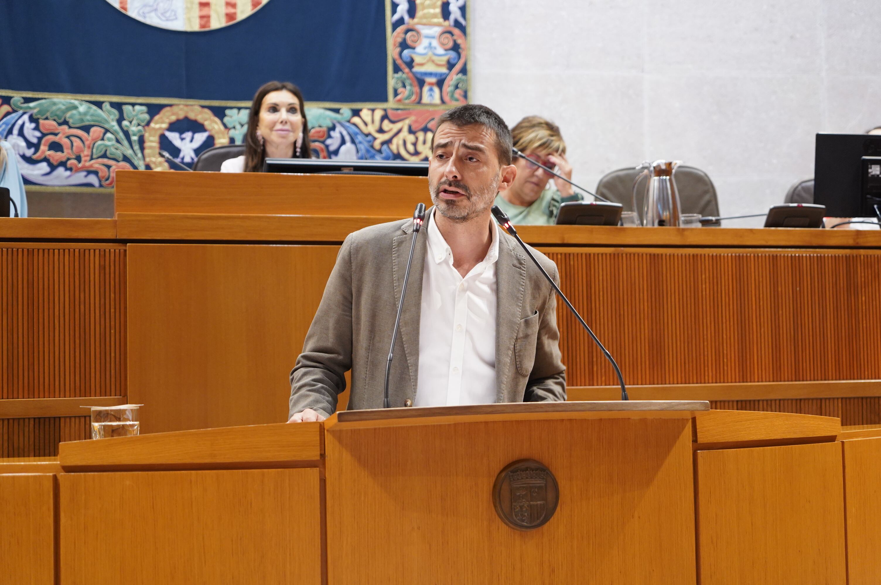 El portavoz de Izquierda Unida, Álvaro Sanz, en el debate de investidura de Jorge Azcón en las Cortes de Aragón