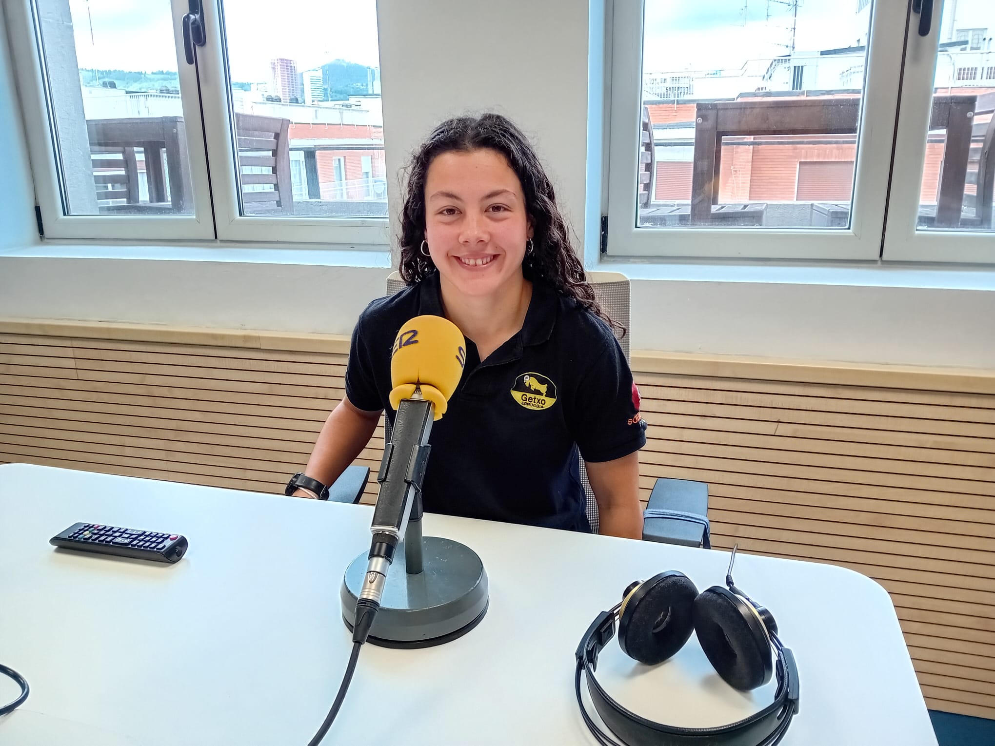 La jugadora del Getxo Rugby, Ariane Torrontegi, en los estudios de Radio Bilbao