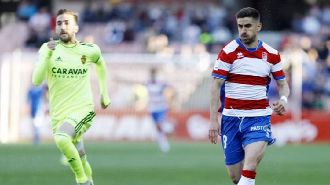 Benito persiigue a Fede Santamaría en una jugada del partido