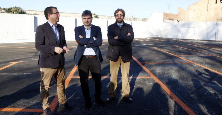 El primer tinent d'alcalde, José Luis Martín; el regidor de Mobilitat, Josep Acero, i el gerent de l'empresa municipal d'aparcaments, Sergi Arts, al nou pàrquing del passeig Independència de Tarragona.