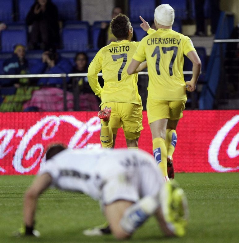 GRA318. VILLARREAL (CASTELLÓN), 22/02/2015.- El delantero argentino del Villarreal Vietto (i) celebra junto al ruso Cheryshev tras marcar ante el Eibar, durante el partido de Liga en Primera División disputado esta tarde en el estadio de El Madrigal, en Villarreal. EFE/Domenech Castelló