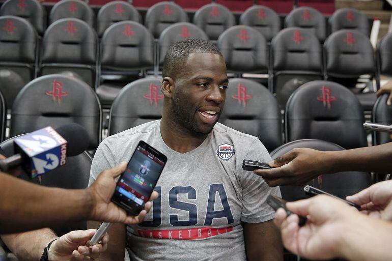 Draymond Green habla con los periodistas