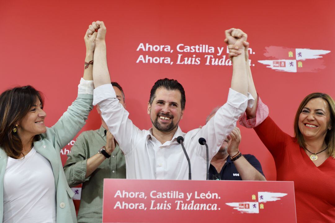 El candidato a la Presidencia de la Junta, Luis Tudanca, junto a Virginia Barcones y Ana Sánchez comparecen tras los resultados electorales