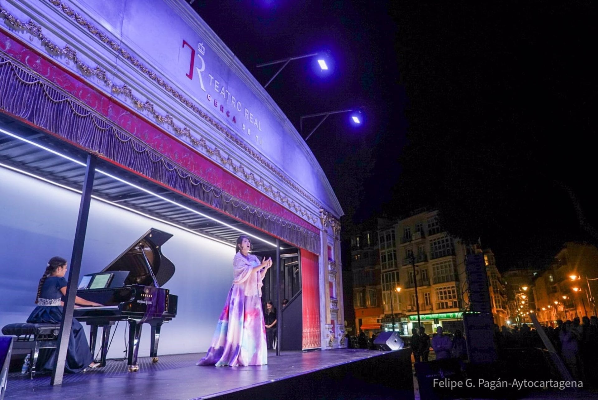 27/10/2024 La Carroza del Teatro Real finalizó su gira por España de este 2024 este sábado en Cartagena.

Tras pasar por 23 municipios de 17 provincias, la Carroza del Teatro Real ofreció su último concierto de 2024 este sábado, 26 de octubre, en la Plaza Juan XXIII de Cartagena, donde alrededor de 1.500 personas disfrutaron de las arias de ópera y zarzuela más populares, interpretadas por jóvenes artistas del programa Crescendo del Teatro Real.

ESPAÑA EUROPA MURCIA CULTURA
AYUNTAMIENTO DE CARTAGENA
