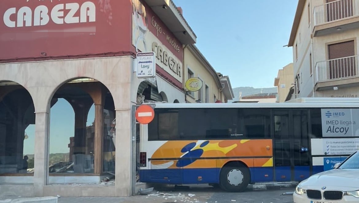 El autobús que ha arrollado al conductor ha terminado empotrándose en un establecimiento.