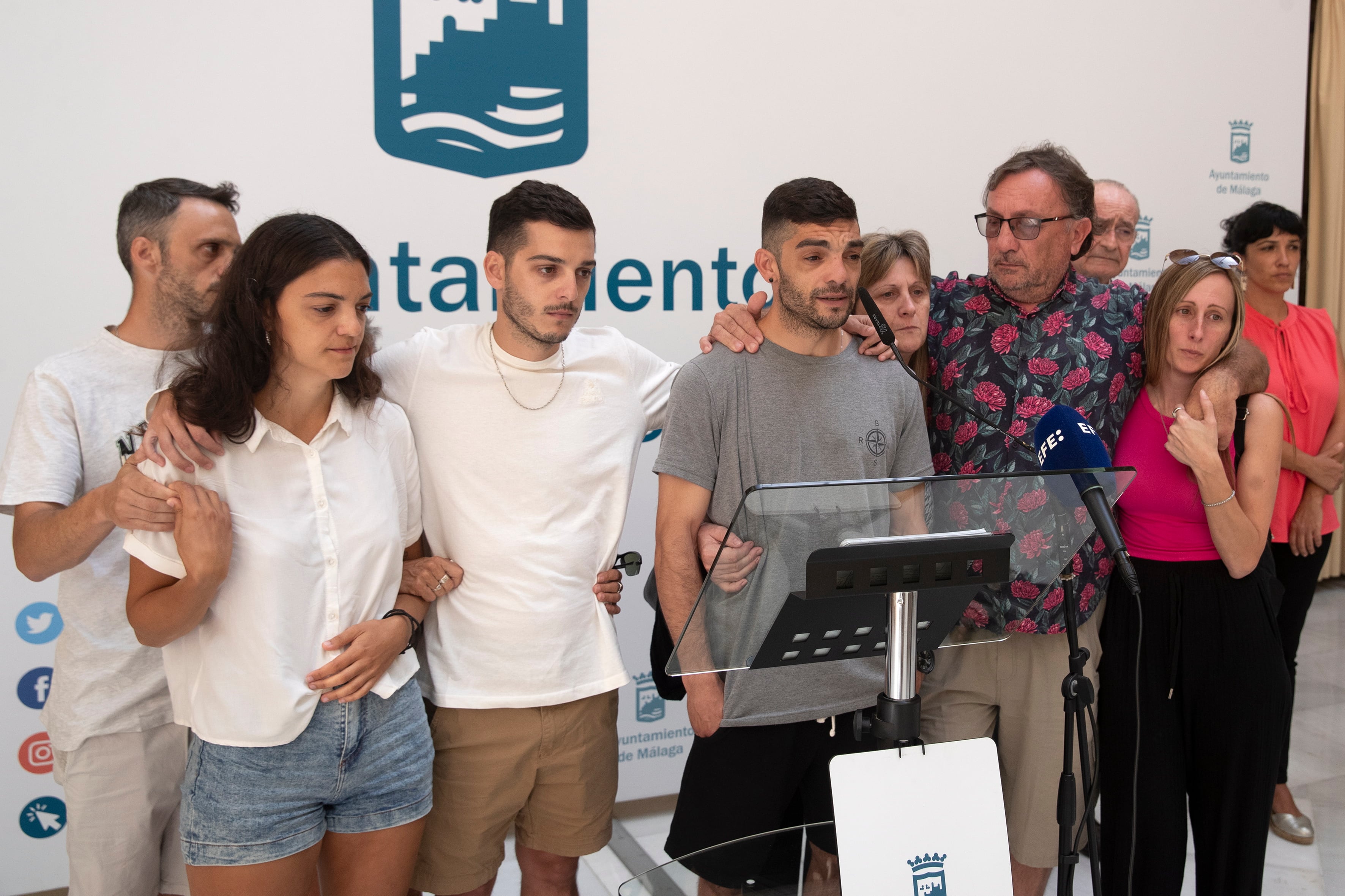 MÁLAGA, 05/09/2023.- Los familiares de los argentinos desaparecidos el pasado 27 de agosto en la costa de Málaga, Maxi Ludvik, de 29 años, y Emmanuel Soria, de 34 años. Durante la rueda de prensa que han realzado hoy martes en el Ayuntamiento de Málaga, tras reunirse con su alcalde, Francisco de la Torre.EFE/Jorge Zapata