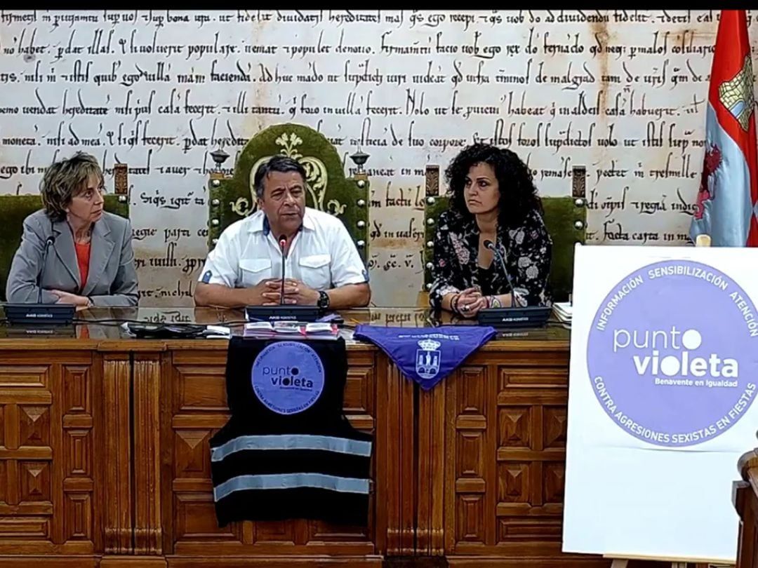 El concejal de Bienestar Social del Ayuntamiento de Benavente, Antonio Vega, durante la presentación de la iniciativa de los puntos violetas