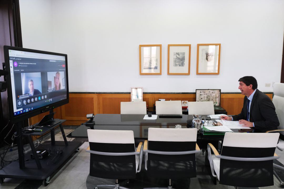 Juan Marín durante una teleconferencia en su despacho