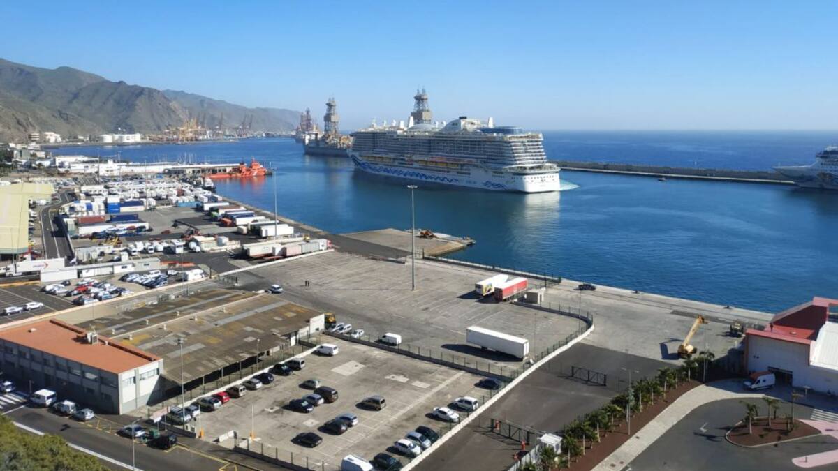 El 'AIDAnova' llega por primera vez al Puerto de Santa Cruz de Tenerife