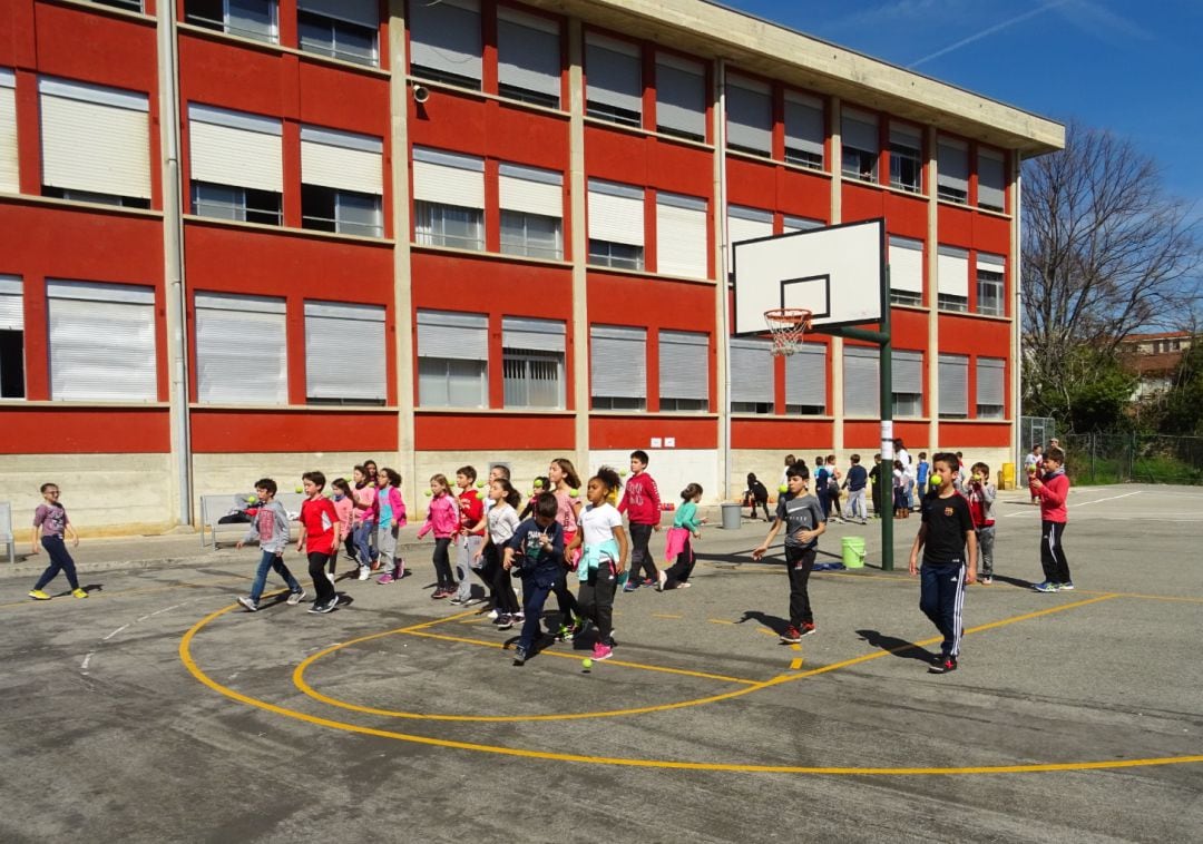 Alumnado del colegio participan en juegos organizados en el centro