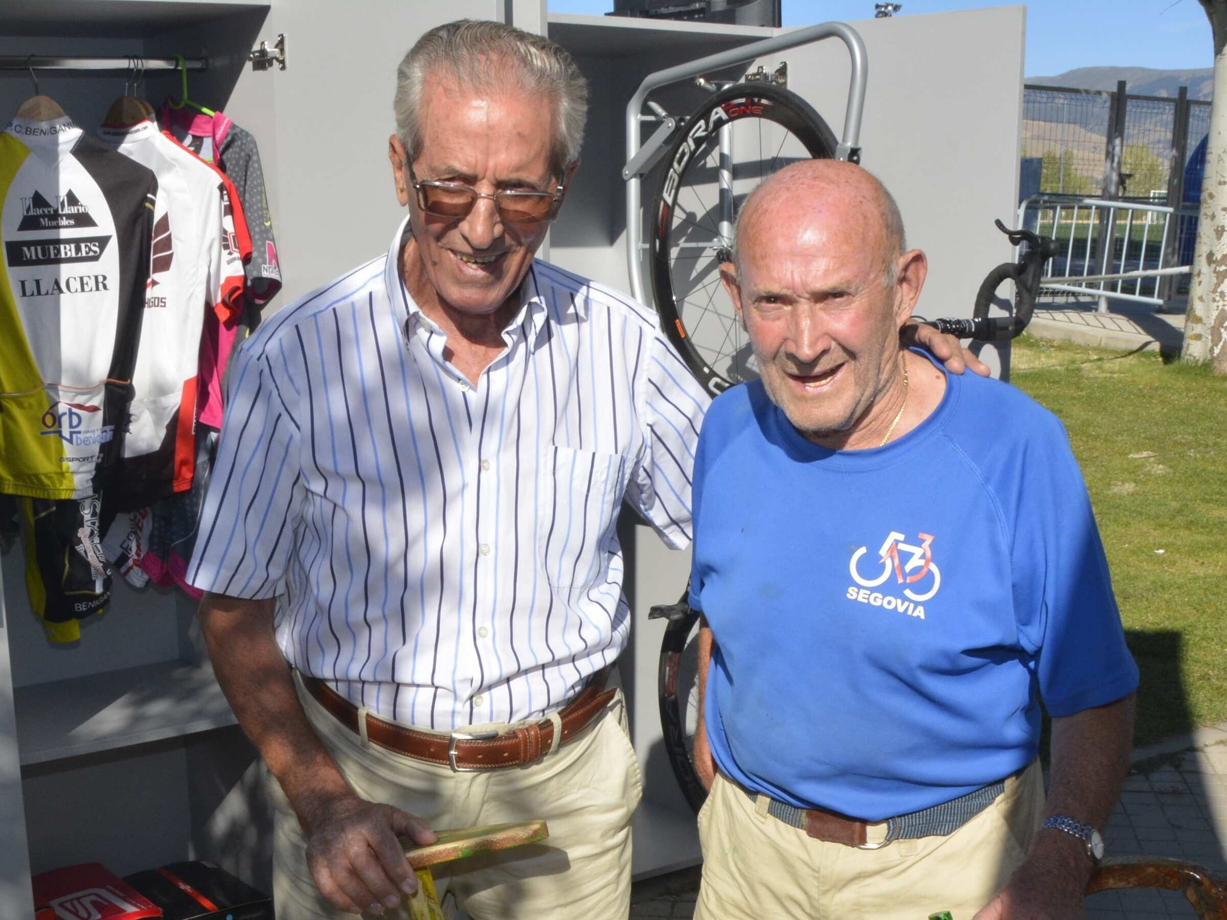 Víctor Gilarranz acompañado por Federico Martín Bahamontes