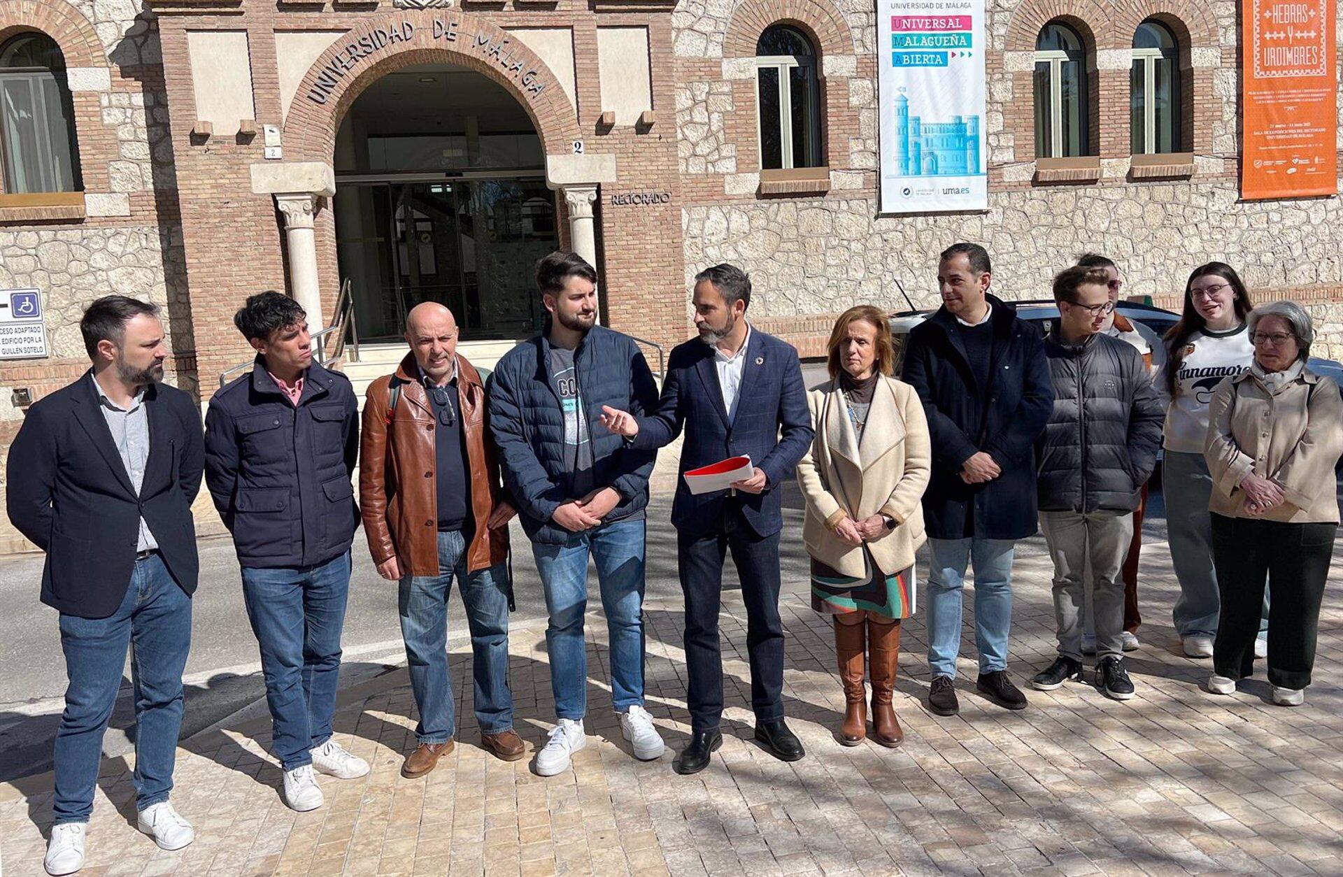 El portavoz municipal socialista, Daniel Pérez, en la puerta del Rectorado de la UMA