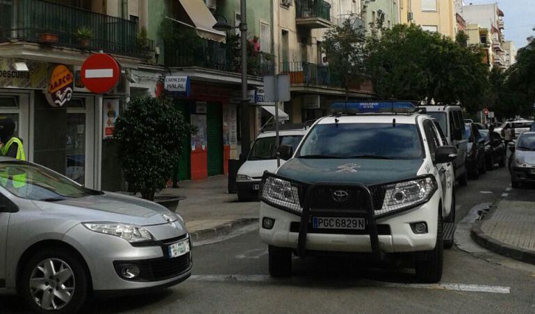 Un coche de la Guardia Civil en una calle de Valencia, tras detener a otra mujer que reclutaba a personas para unirse al Estado Islámico.