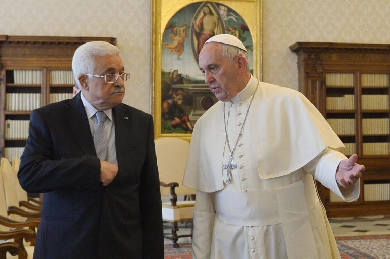 El Papa Francisco da la bienvenida al presidente de Palestina, Mahmoud Abbas, a la Ciudad del Vaticano.